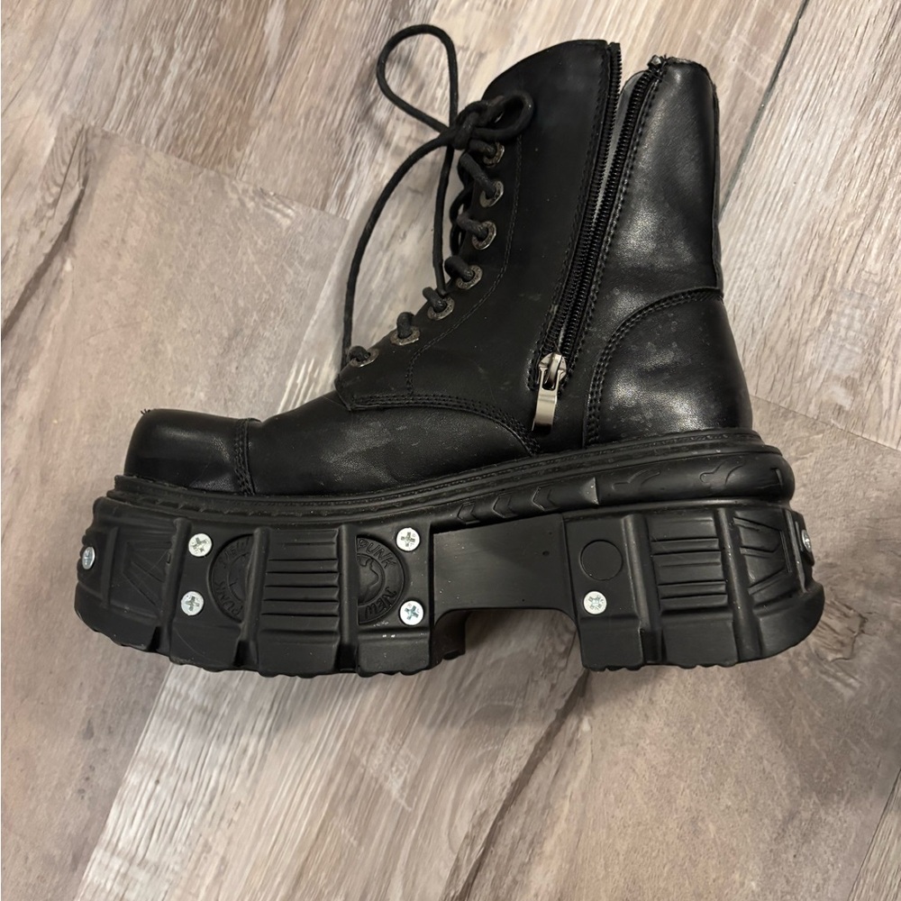 Black Platform Combat Boots - Women's Lace-Up Zipper Boot - Picture 4 of 6